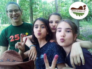 Mädchen-Sommercamp-malen-mit-Beeren+